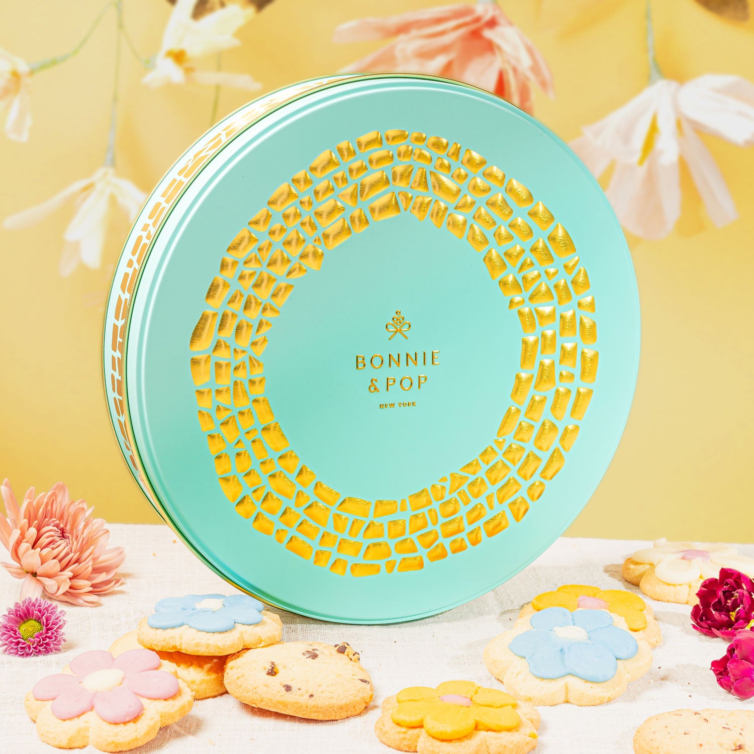 Cookie Gift – Flower-Shaped Shortbread Cookies in Blue Tin