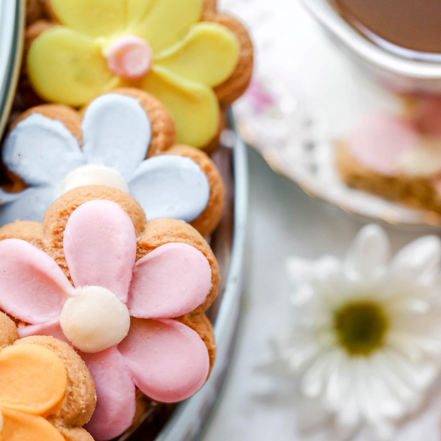 Cookie Gift – Flower-Shaped Shortbread Cookies in Blue Tin