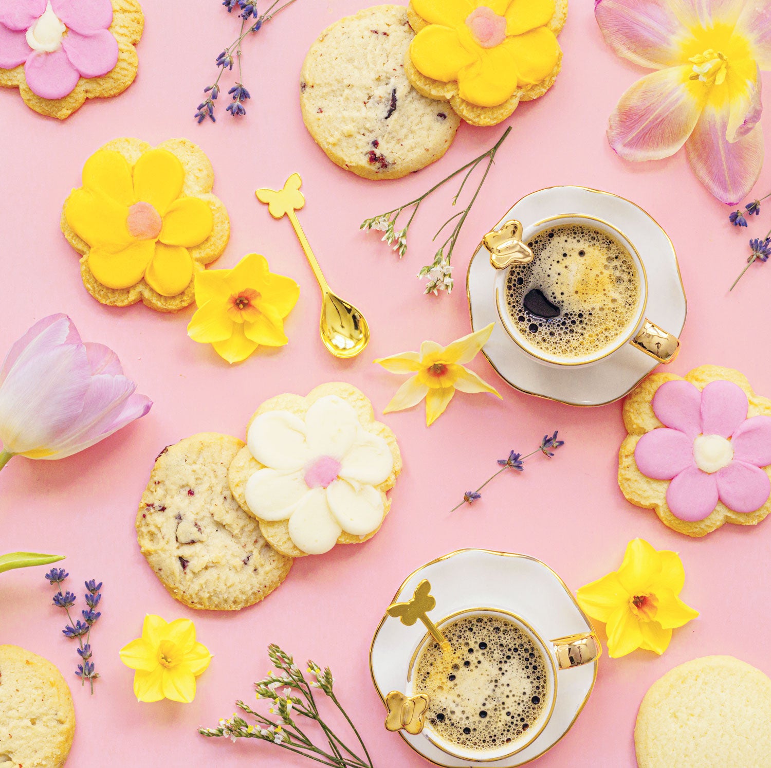 Cookie Gift – Flower-Shaped Shortbread Cookies in Blue Tin